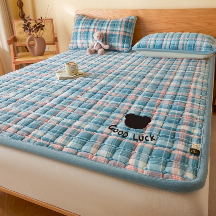 91家纺网 家纺一手货源 找家纺 爱屋及屋 2025新款无印风牛奶绒床垫-大床款 牛奶绒-格韵蓝
