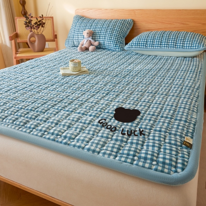 91家纺网 家纺一手货源 找家纺 爱屋及屋 2025新款无印风牛奶绒床垫-大床款 牛奶绒-蓝小格