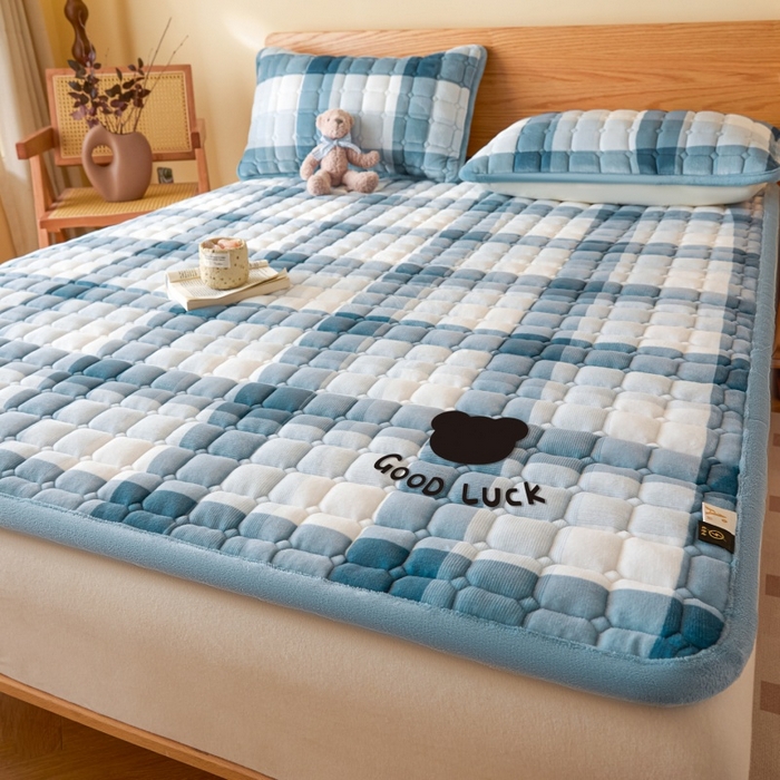 91家纺网 家纺一手货源 找家纺 爱屋及屋 2025新款无印风牛奶绒床垫-大床款 牛奶绒-蓝中格