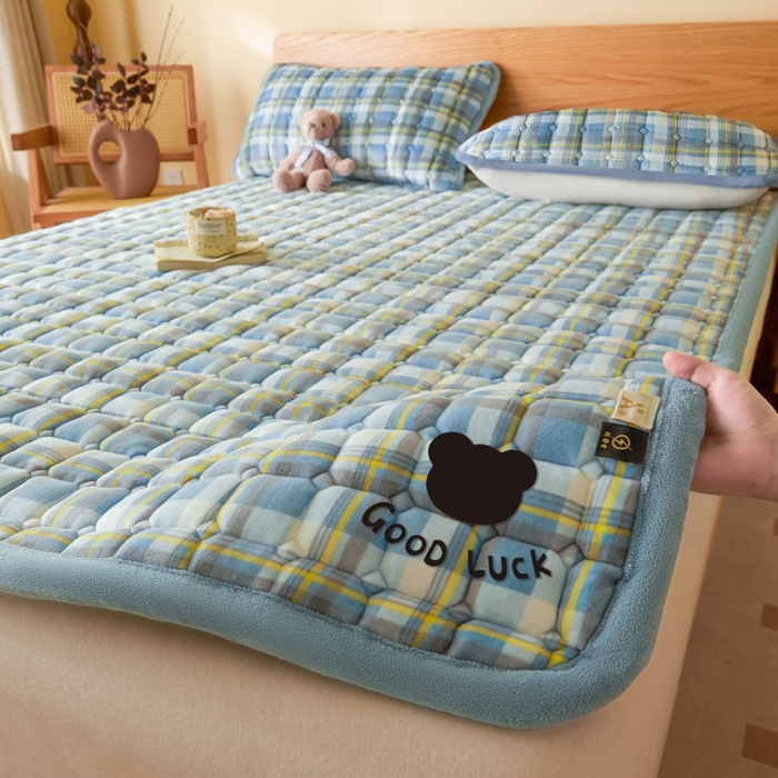 91家纺网 家纺一手货源 找家纺 爱屋及屋 2025新款无印风牛奶绒床垫-大床款 牛奶绒-简析蓝