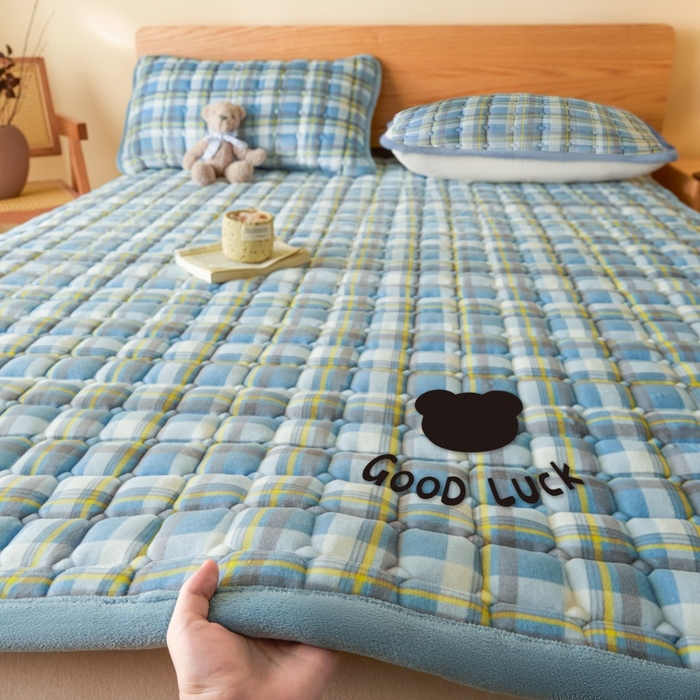 91家纺网 家纺一手货源 找家纺 爱屋及屋 2025新款无印风牛奶绒床垫-大床款 牛奶绒-简析蓝