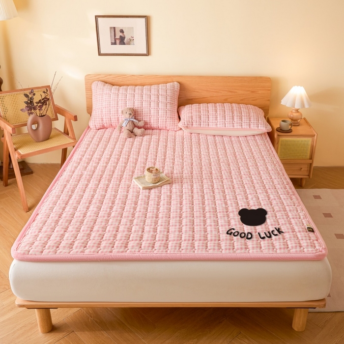 91家纺网 家纺一手货源 找家纺 爱屋及屋 2025新款无印风牛奶绒床垫-大床款 牛奶绒-粉小格