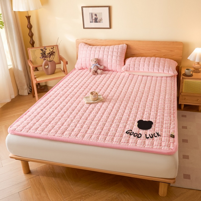 91家纺网 家纺一手货源 找家纺 爱屋及屋 2025新款无印风牛奶绒床垫-大床款 牛奶绒-粉小格