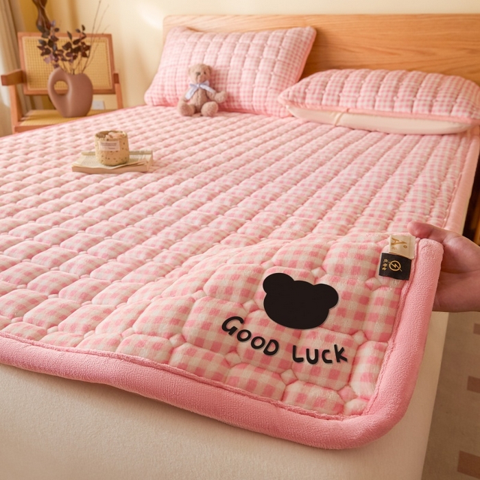 91家纺网 家纺一手货源 找家纺 爱屋及屋 2025新款无印风牛奶绒床垫-大床款 牛奶绒-粉小格