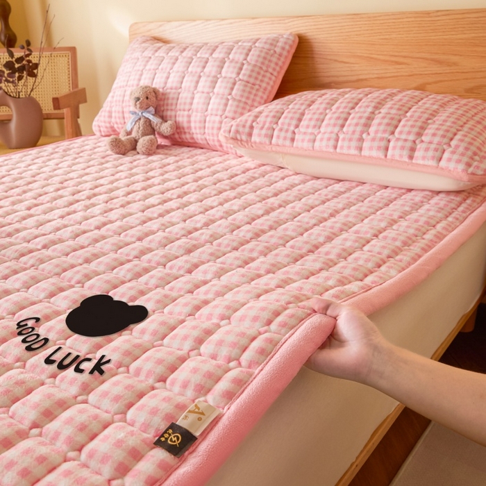 91家纺网 家纺一手货源 找家纺 爱屋及屋 2025新款无印风牛奶绒床垫-大床款 牛奶绒-粉小格