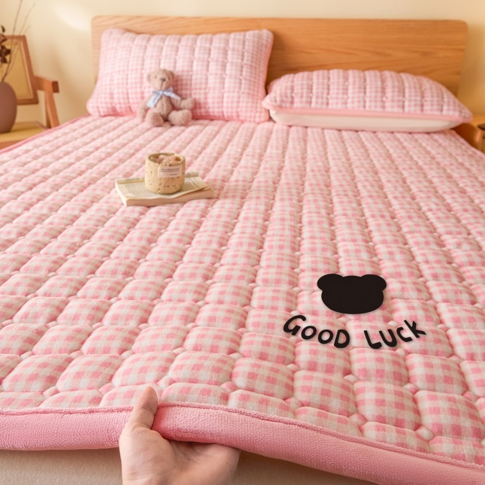 91家纺网 家纺一手货源 找家纺 爱屋及屋 2025新款无印风牛奶绒床垫-大床款 牛奶绒-粉小格