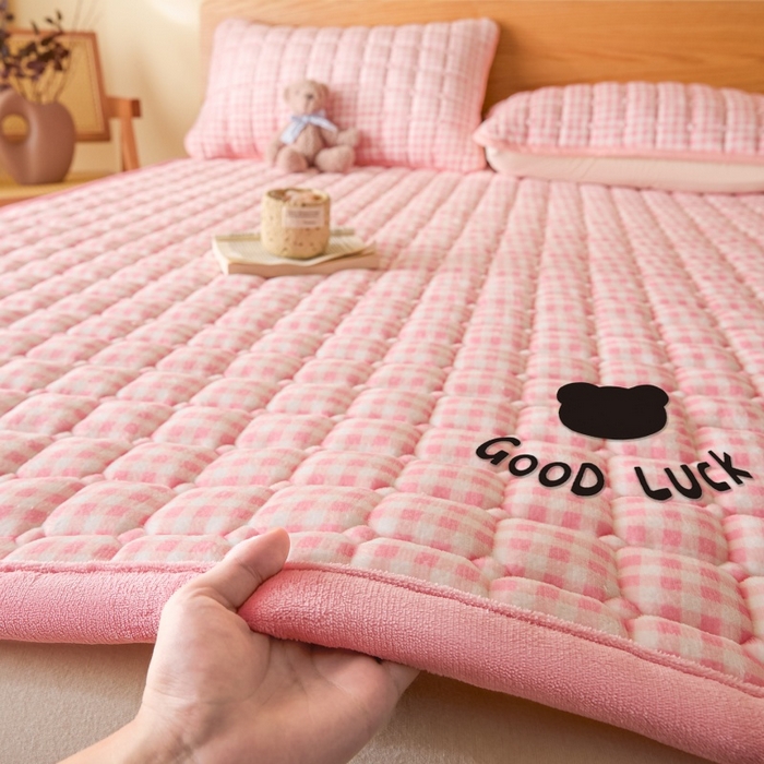 91家纺网 家纺一手货源 找家纺 爱屋及屋 2025新款无印风牛奶绒床垫-大床款 牛奶绒-粉小格