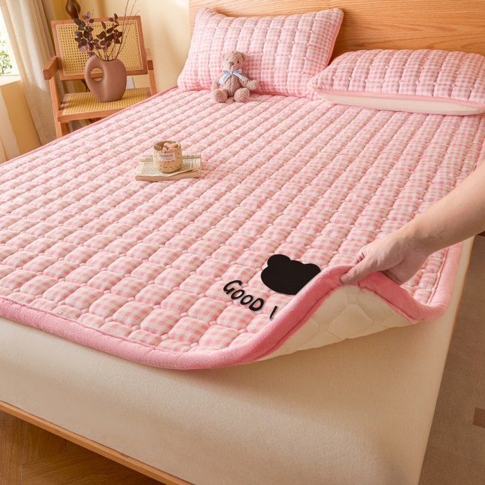 91家纺网 家纺一手货源 找家纺 爱屋及屋 2025新款无印风牛奶绒床垫-大床款 牛奶绒-粉小格