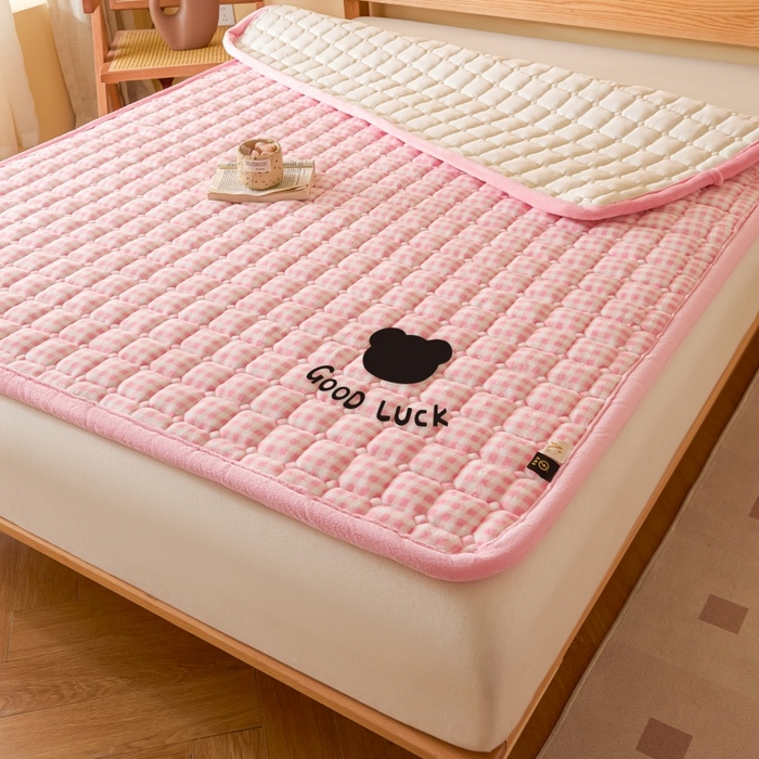 91家纺网 家纺一手货源 找家纺 爱屋及屋 2025新款无印风牛奶绒床垫-大床款 牛奶绒-粉小格