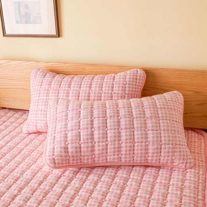 91家纺网 家纺一手货源 找家纺 爱屋及屋 2025新款无印风牛奶绒床垫-大床款 牛奶绒-粉小格