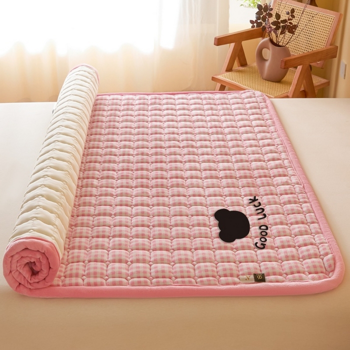 91家纺网 家纺一手货源 找家纺 爱屋及屋 2025新款无印风牛奶绒床垫-大床款 牛奶绒-粉小格