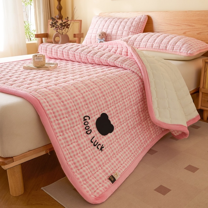 91家纺网 家纺一手货源 找家纺 爱屋及屋 2025新款无印风牛奶绒床垫-大床款 牛奶绒-粉小格