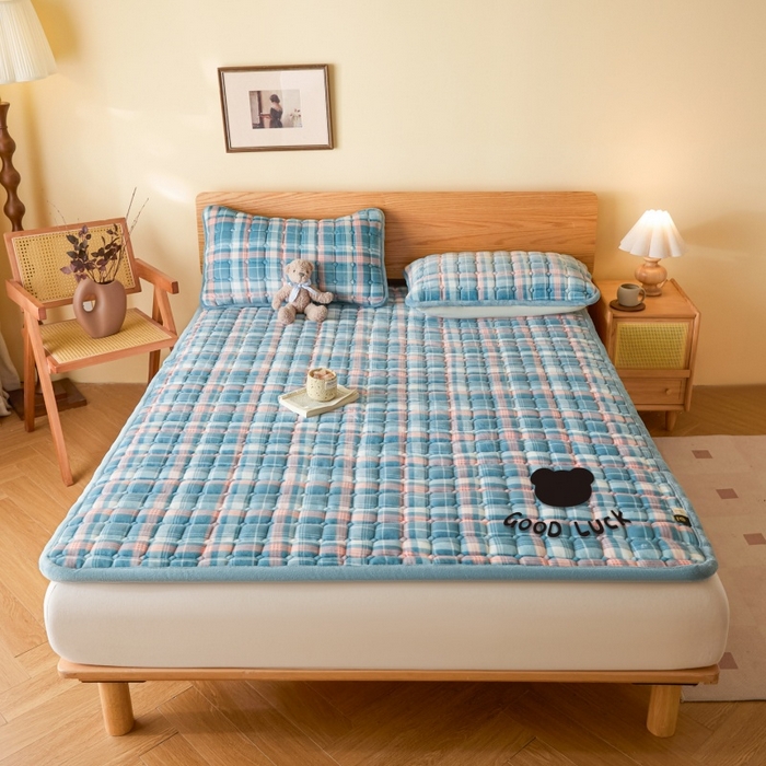 91家纺网 家纺一手货源 找家纺 爱屋及屋 2025新款无印风牛奶绒床垫-大床款 牛奶绒-格韵蓝