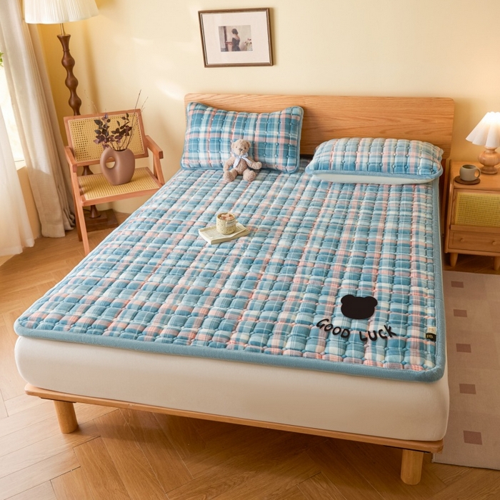 91家纺网 家纺一手货源 找家纺 爱屋及屋 2025新款无印风牛奶绒床垫-大床款 牛奶绒-格韵蓝