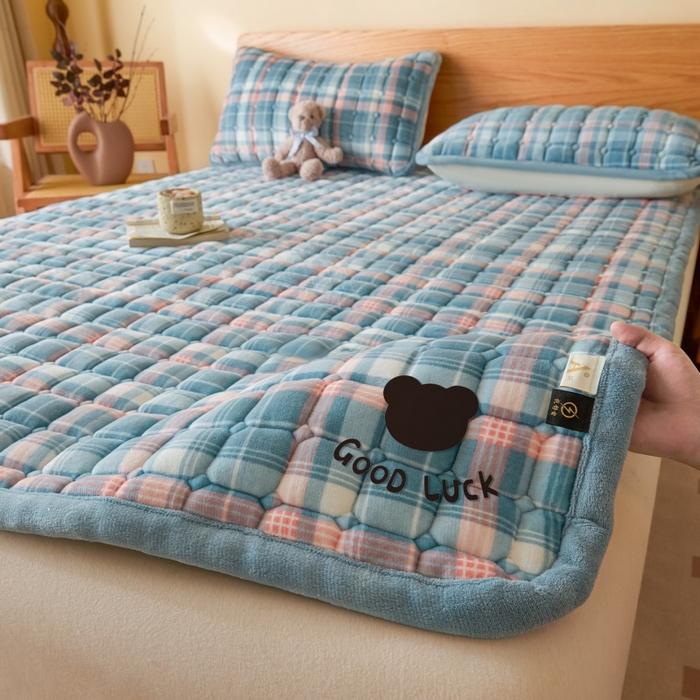 91家纺网 家纺一手货源 找家纺 爱屋及屋 2025新款无印风牛奶绒床垫-大床款 牛奶绒-格韵蓝