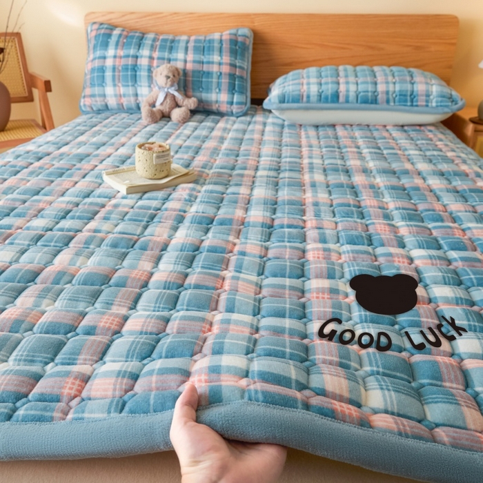 91家纺网 家纺一手货源 找家纺 爱屋及屋 2025新款无印风牛奶绒床垫-大床款 牛奶绒-格韵蓝