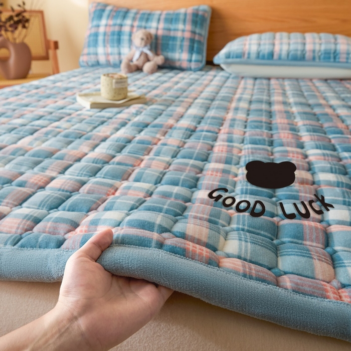 91家纺网 家纺一手货源 找家纺 爱屋及屋 2025新款无印风牛奶绒床垫-大床款 牛奶绒-格韵蓝