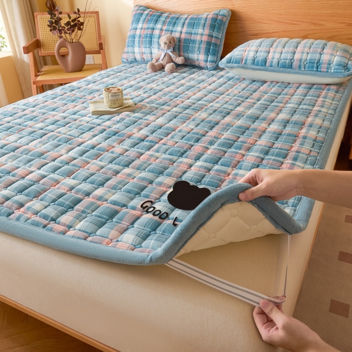 91家纺网 家纺一手货源 找家纺 爱屋及屋 2025新款无印风牛奶绒床垫-大床款 牛奶绒-格韵蓝