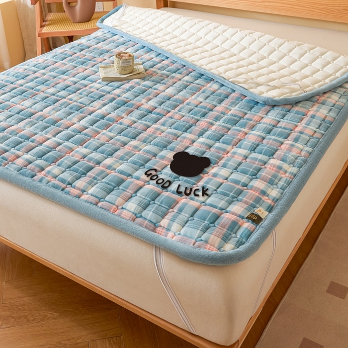 91家纺网 家纺一手货源 找家纺 爱屋及屋 2025新款无印风牛奶绒床垫-大床款 牛奶绒-格韵蓝