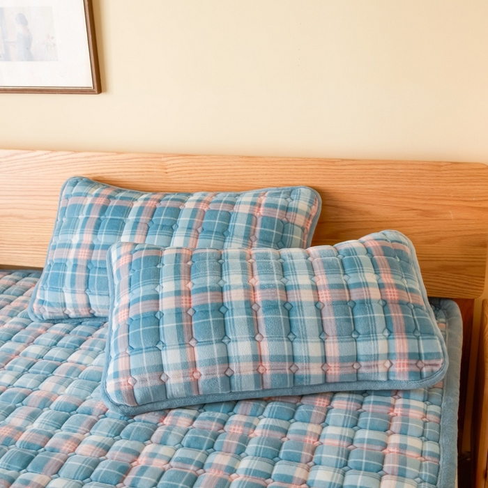 91家纺网 家纺一手货源 找家纺 爱屋及屋 2025新款无印风牛奶绒床垫-大床款 牛奶绒-格韵蓝