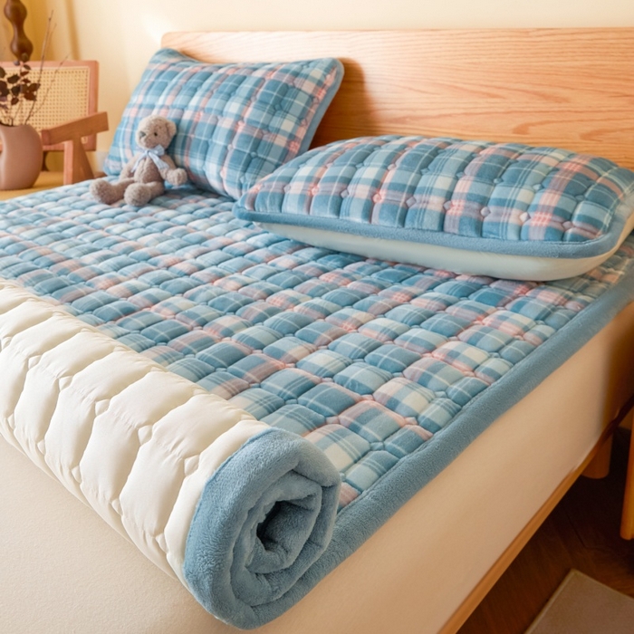 91家纺网 家纺一手货源 找家纺 爱屋及屋 2025新款无印风牛奶绒床垫-大床款 牛奶绒-格韵蓝