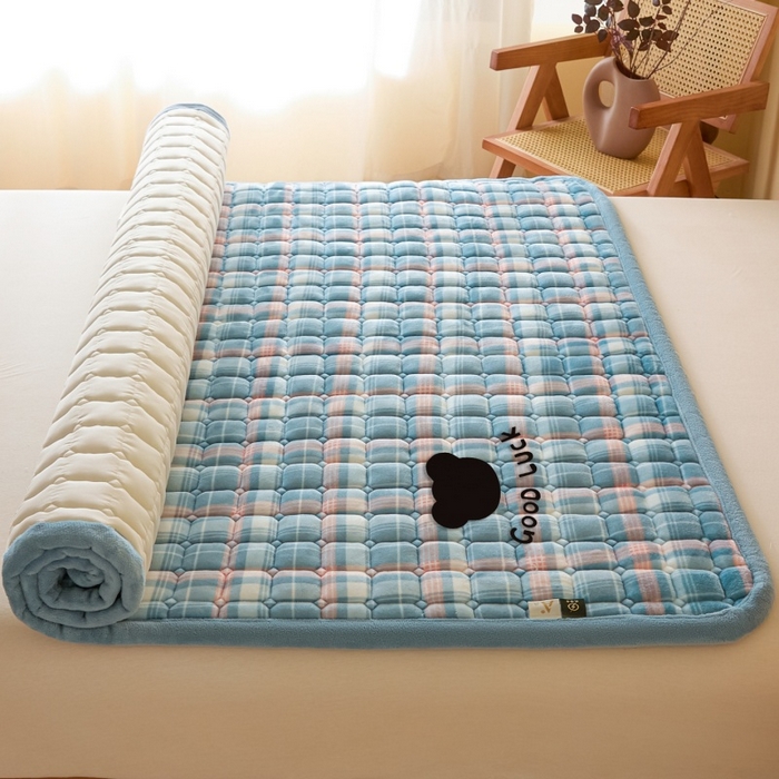 91家纺网 家纺一手货源 找家纺 爱屋及屋 2025新款无印风牛奶绒床垫-大床款 牛奶绒-格韵蓝