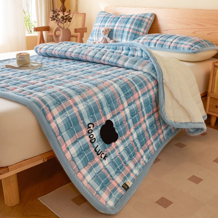 91家纺网 家纺一手货源 找家纺 爱屋及屋 2025新款无印风牛奶绒床垫-大床款 牛奶绒-格韵蓝