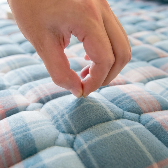 91家纺网 家纺一手货源 找家纺 爱屋及屋 2025新款无印风牛奶绒床垫-大床款 牛奶绒-格韵蓝