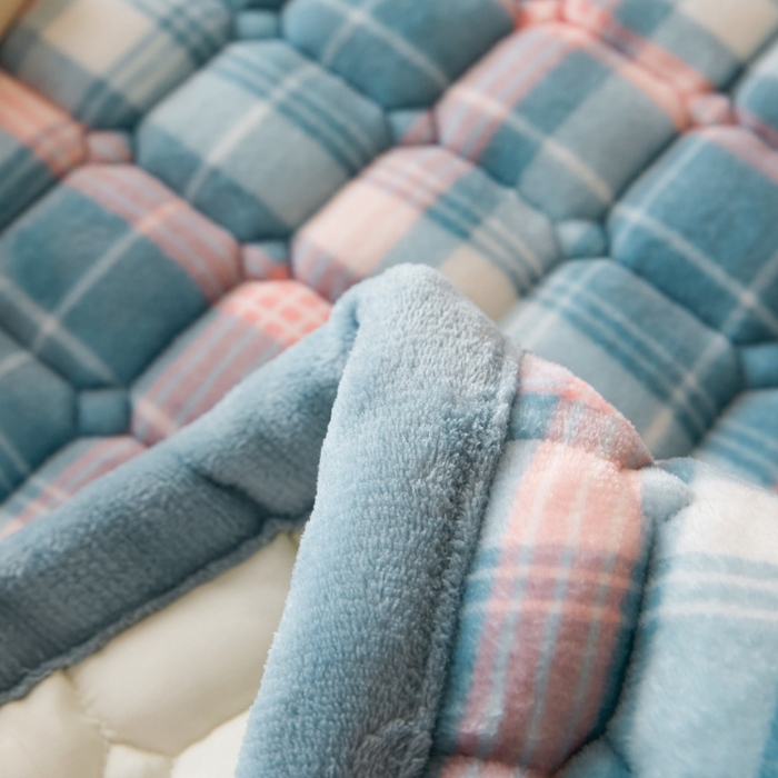 91家纺网 家纺一手货源 找家纺 爱屋及屋 2025新款无印风牛奶绒床垫-大床款 牛奶绒-格韵蓝