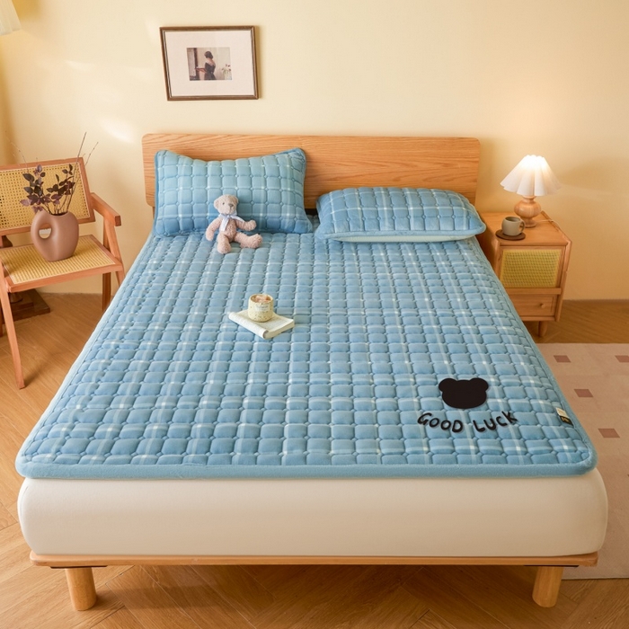 91家纺网 家纺一手货源 找家纺 爱屋及屋 2025新款无印风牛奶绒床垫-大床款 牛奶绒-海蓝大格