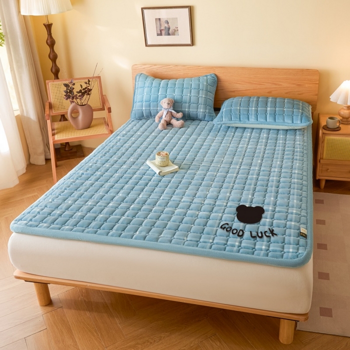 91家纺网 家纺一手货源 找家纺 爱屋及屋 2025新款无印风牛奶绒床垫-大床款 牛奶绒-海蓝大格