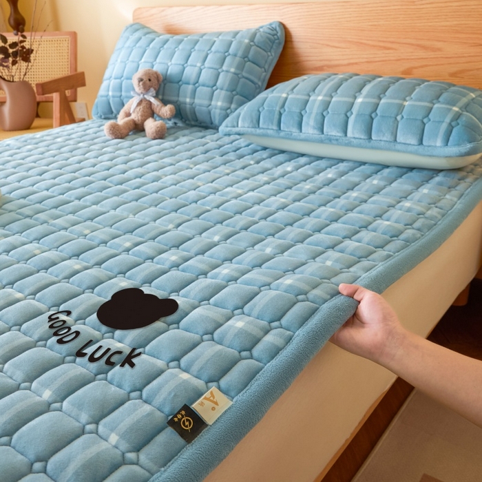 91家纺网 家纺一手货源 找家纺 爱屋及屋 2025新款无印风牛奶绒床垫-大床款 牛奶绒-海蓝大格
