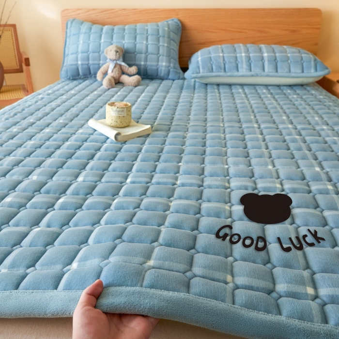 91家纺网 家纺一手货源 找家纺 爱屋及屋 2025新款无印风牛奶绒床垫-大床款 牛奶绒-海蓝大格