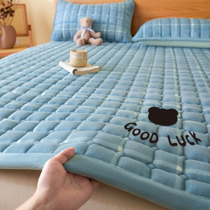 91家纺网 家纺一手货源 找家纺 爱屋及屋 2025新款无印风牛奶绒床垫-大床款 牛奶绒-海蓝大格