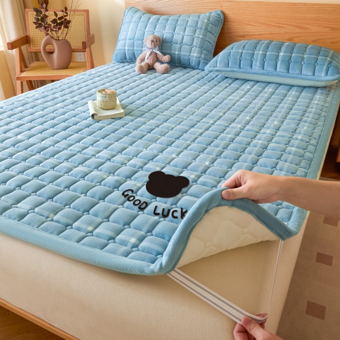 91家纺网 家纺一手货源 找家纺 爱屋及屋 2025新款无印风牛奶绒床垫-大床款 牛奶绒-海蓝大格