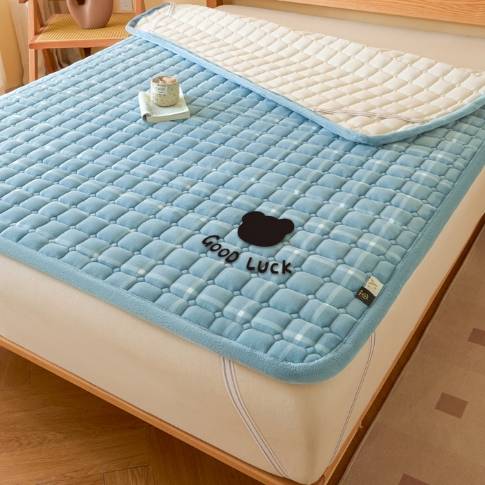 91家纺网 家纺一手货源 找家纺 爱屋及屋 2025新款无印风牛奶绒床垫-大床款 牛奶绒-海蓝大格