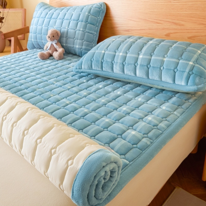 91家纺网 家纺一手货源 找家纺 爱屋及屋 2025新款无印风牛奶绒床垫-大床款 牛奶绒-海蓝大格