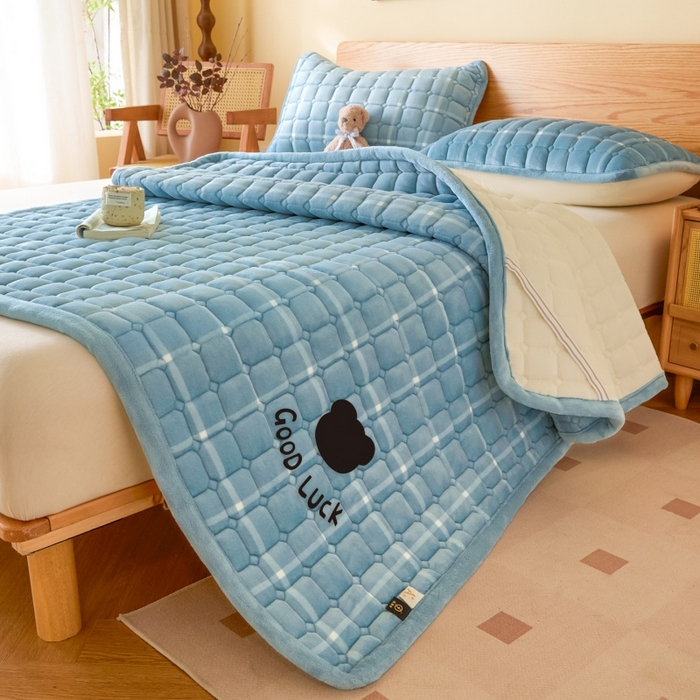 91家纺网 家纺一手货源 找家纺 爱屋及屋 2025新款无印风牛奶绒床垫-大床款 牛奶绒-海蓝大格
