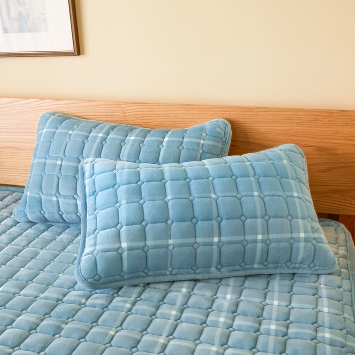 91家纺网 家纺一手货源 找家纺 爱屋及屋 2025新款无印风牛奶绒床垫-大床款 牛奶绒-海蓝大格