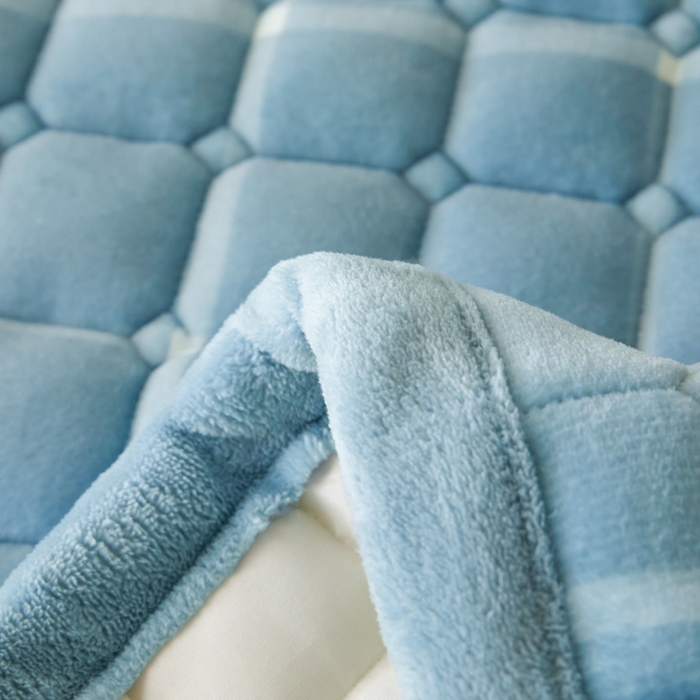 91家纺网 家纺一手货源 找家纺 爱屋及屋 2025新款无印风牛奶绒床垫-大床款 牛奶绒-海蓝大格