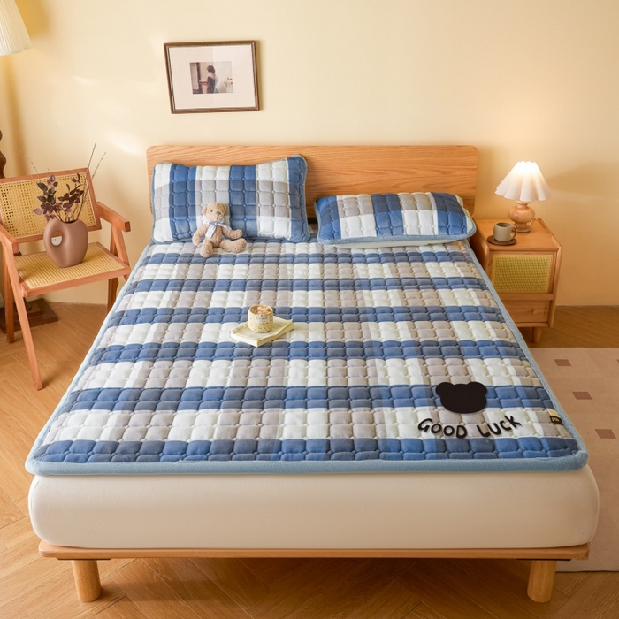 91家纺网 家纺一手货源 找家纺 爱屋及屋 2025新款无印风牛奶绒床垫-大床款 牛奶绒-蓝咖大格