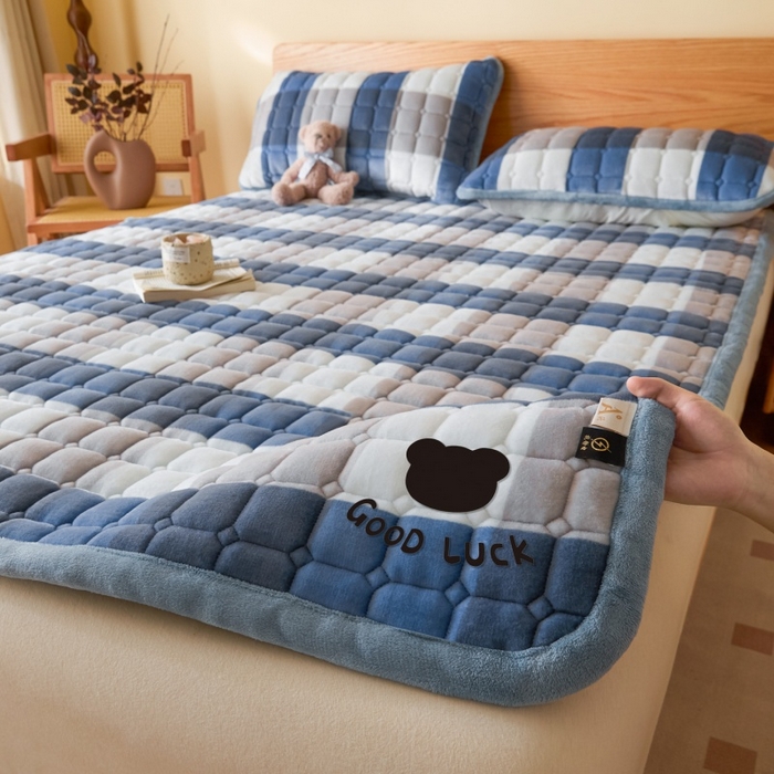 91家纺网 家纺一手货源 找家纺 爱屋及屋 2025新款无印风牛奶绒床垫-大床款 牛奶绒-蓝咖大格