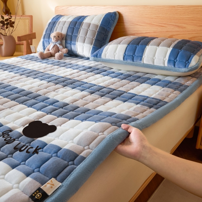 91家纺网 家纺一手货源 找家纺 爱屋及屋 2025新款无印风牛奶绒床垫-大床款 牛奶绒-蓝咖大格