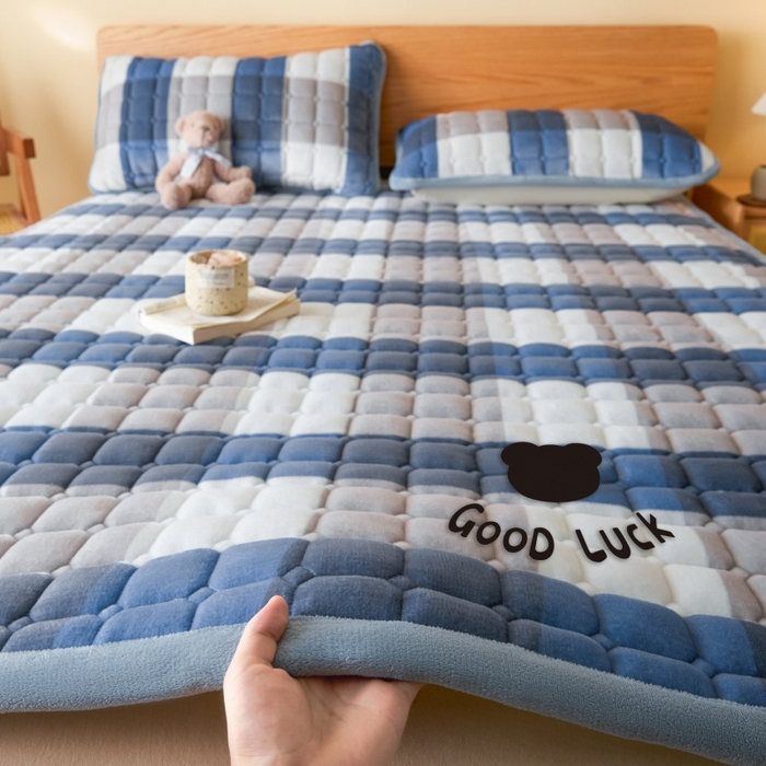 91家纺网 家纺一手货源 找家纺 爱屋及屋 2025新款无印风牛奶绒床垫-大床款 牛奶绒-蓝咖大格