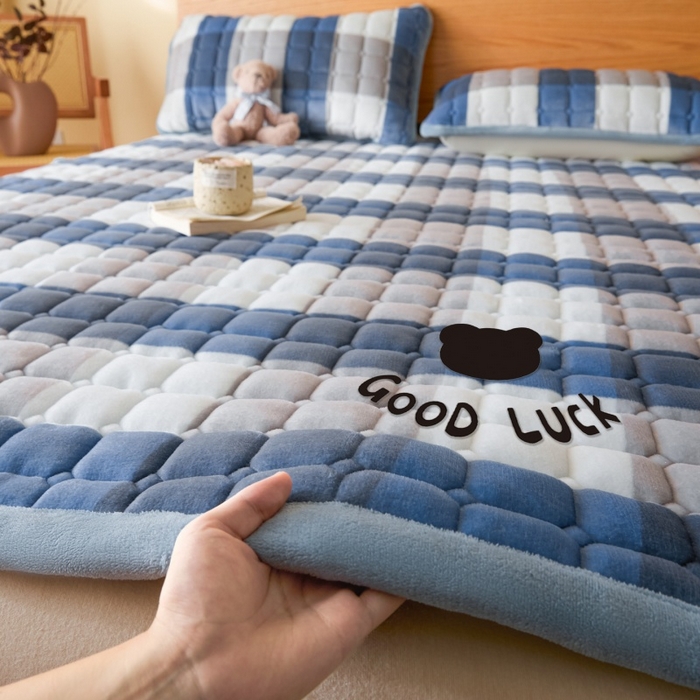 91家纺网 家纺一手货源 找家纺 爱屋及屋 2025新款无印风牛奶绒床垫-大床款 牛奶绒-蓝咖大格