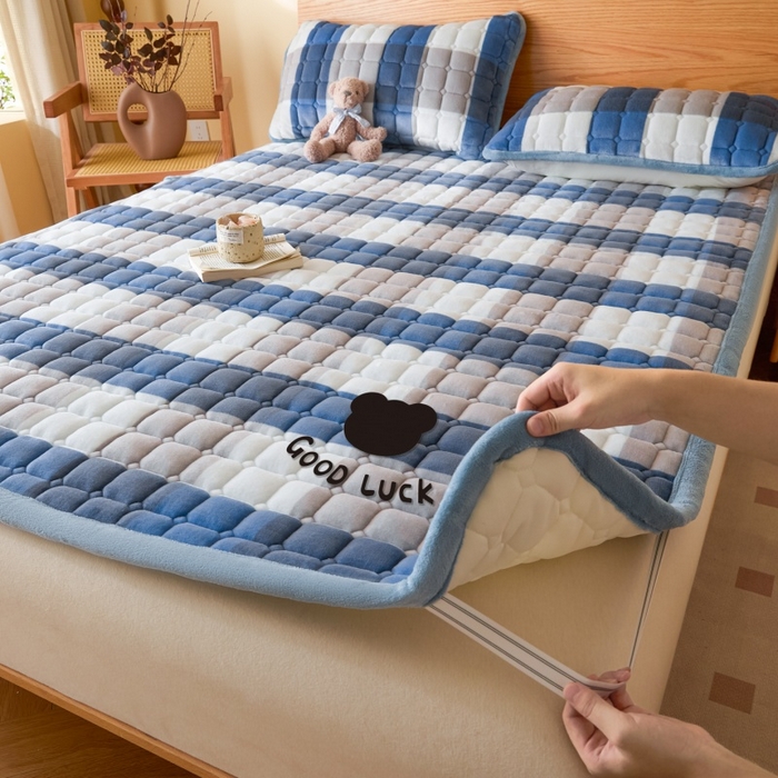 91家纺网 家纺一手货源 找家纺 爱屋及屋 2025新款无印风牛奶绒床垫-大床款 牛奶绒-蓝咖大格