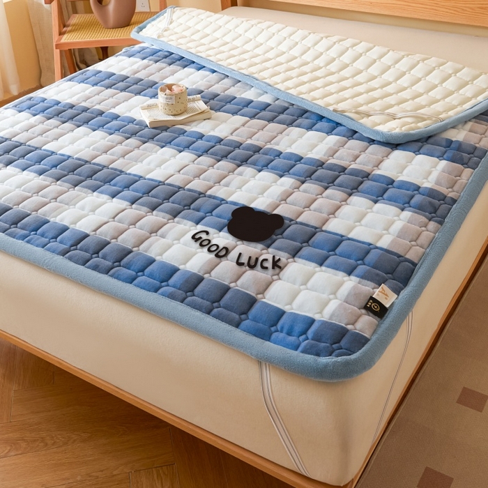 91家纺网 家纺一手货源 找家纺 爱屋及屋 2025新款无印风牛奶绒床垫-大床款 牛奶绒-蓝咖大格