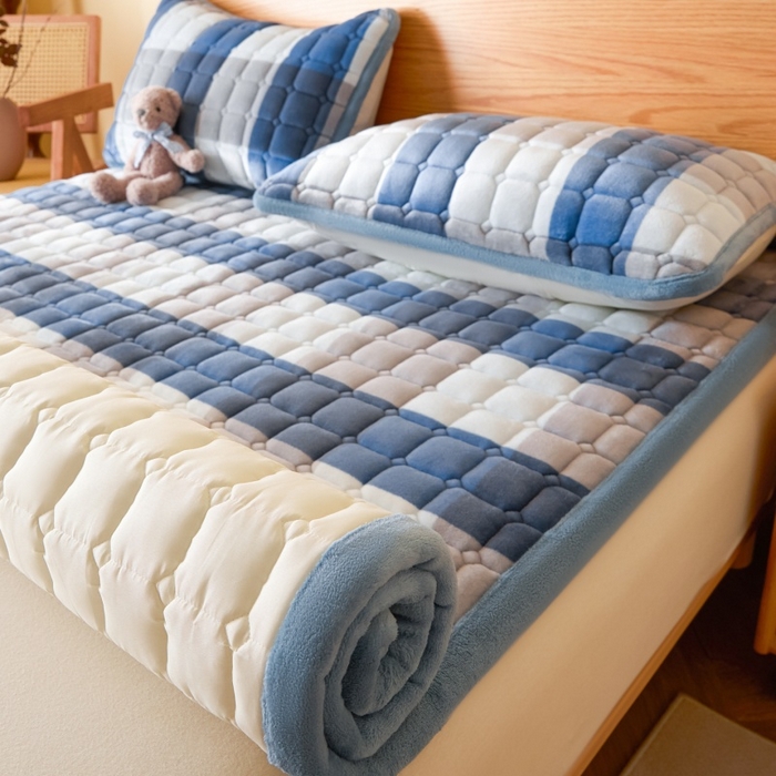 91家纺网 家纺一手货源 找家纺 爱屋及屋 2025新款无印风牛奶绒床垫-大床款 牛奶绒-蓝咖大格