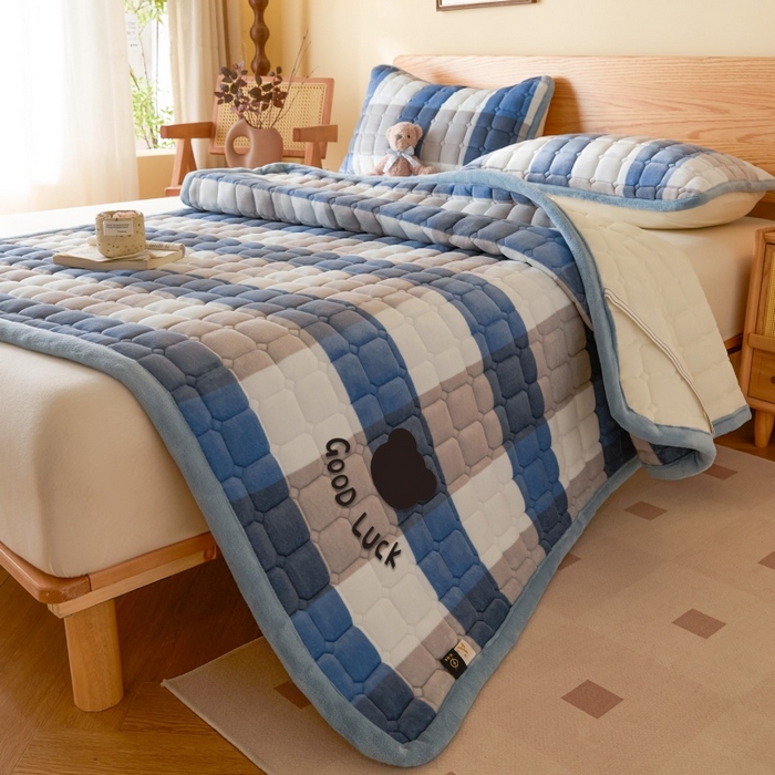 91家纺网 家纺一手货源 找家纺 爱屋及屋 2025新款无印风牛奶绒床垫-大床款 牛奶绒-蓝咖大格