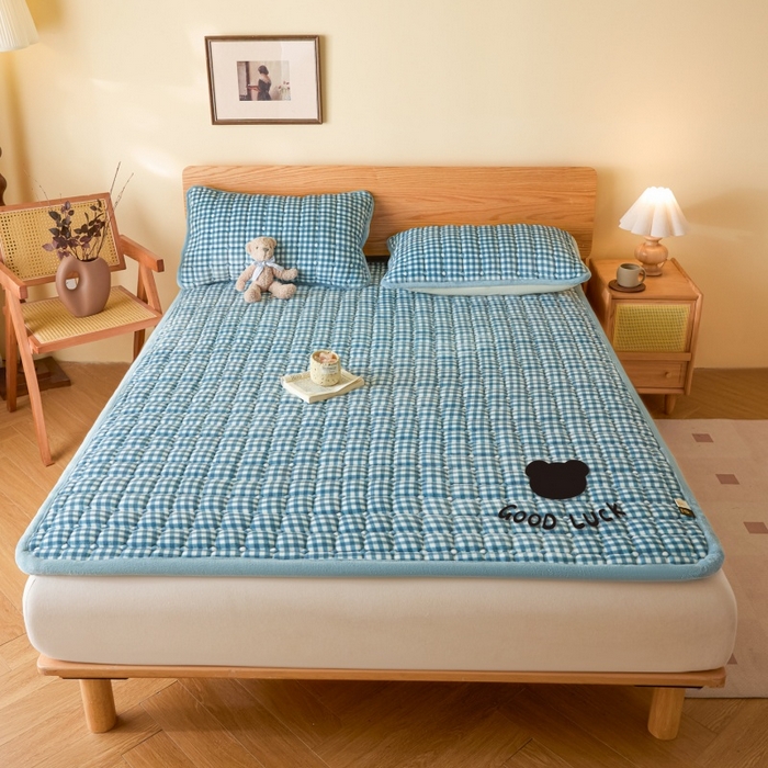 91家纺网 家纺一手货源 找家纺 爱屋及屋 2025新款无印风牛奶绒床垫-大床款 牛奶绒-蓝小格